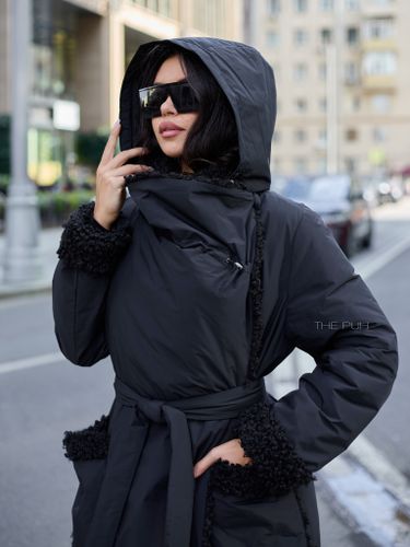 Утепленное черное пальто с эко-мехом