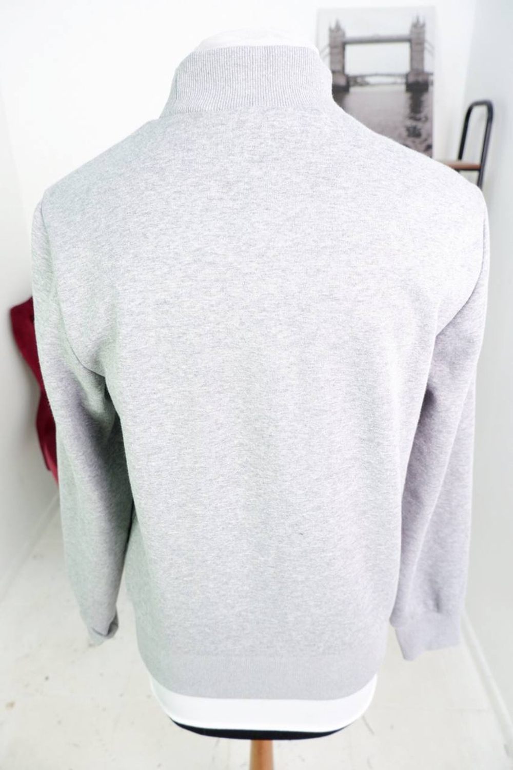 Толстовка утепленная базового цвета, маркировка М, визуально на 46 размер