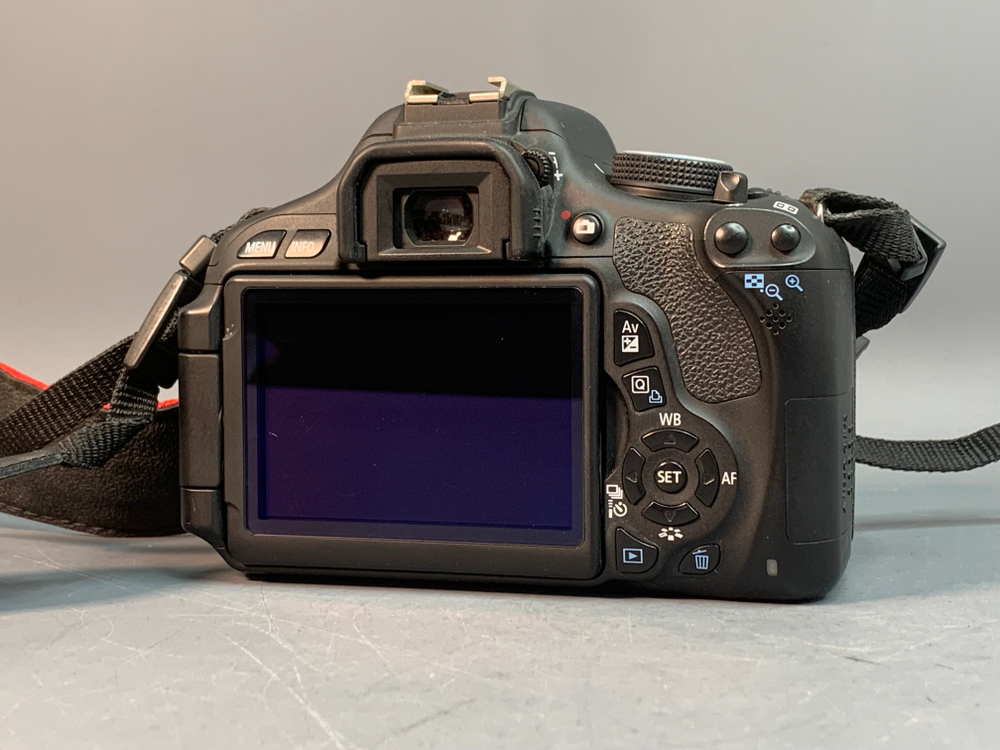 Canon 600D kit 18-55mm 3.5-5.6 III 6.400 кадров