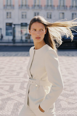 ZARA ПРИТАЛЕННЫЙ БЛЕЙЗЕР С ПОЯСОМ, ЦВЕТ СЛОНОВОЙ КОСТИ