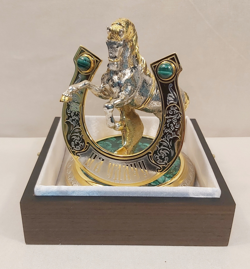 Конь с подковой "На удачу" (Златоуст) с малахитом