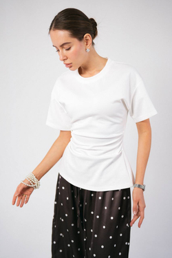 Футболка приталенная ,с разрезом сзади.