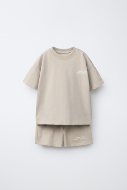 ZARA КОМПЛЕКТ ФУТБОЛКА И ШОРТЫ С НАДПИСЬЮ, ЗЕМЛЯНОЙ