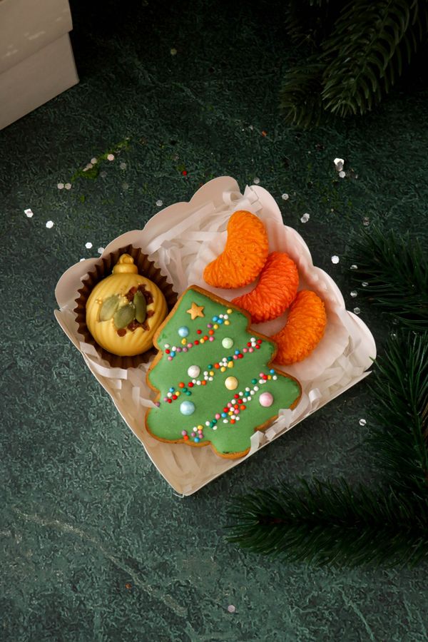 Новогодний мини пряник, три шоколадные мандариновые дольки, шоколаднаяелочная игрушка