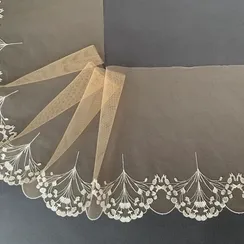 Вышивка на сетке телесная/белая 22 см