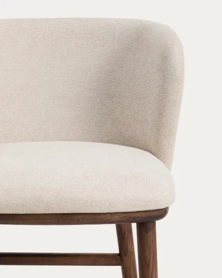 Барный стул Ciselia из бежевого шенилла с ножками из ясеня в отделке орех