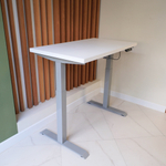 Регулируемый компьютерный стол Motor UP с регулировкой по высоте — столешница МДФ белый