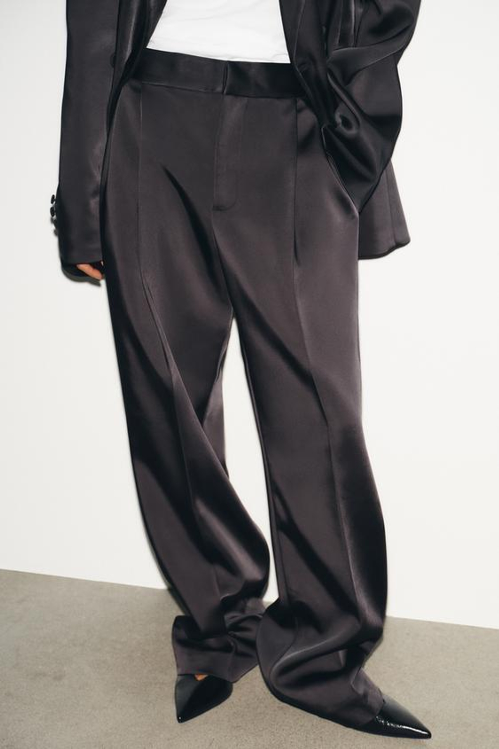 ZARA АТЛАСНЫЕ БРЮКИ СО СКЛАДКАМИ И ВЫСОКОЙ ПОСАДКОЙ, ЧЕРНЫЙ