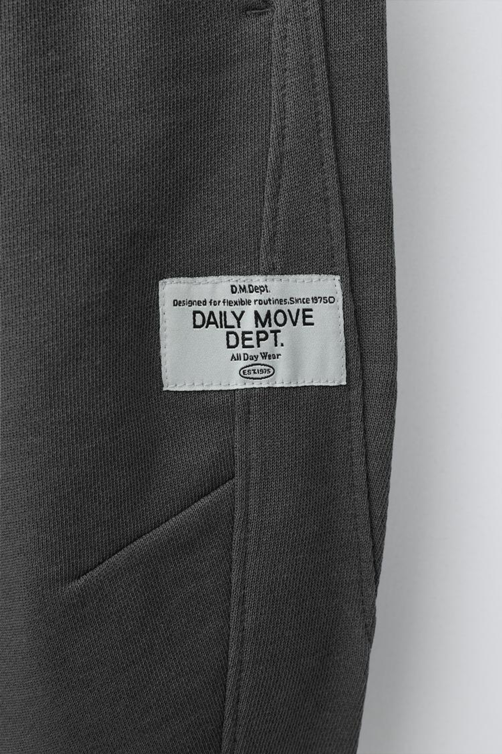 ZARA БРЮКИ BARREL ИЗ МЯГКОЙ ТКАНИ С НАШИВКОЙ, АНТРАЦИТОВО-СЕРЫЙ