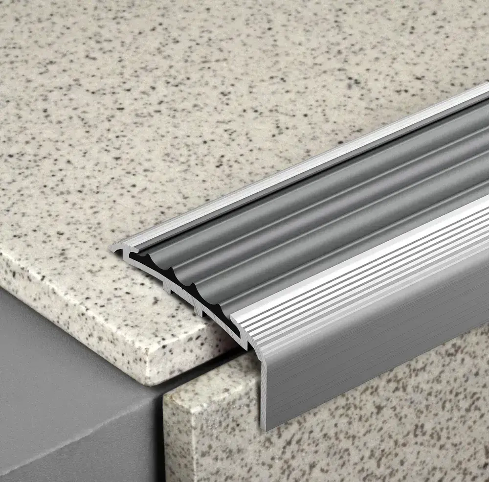 Алюминиевый угловой порожек с противоскользящим покрытием 90 см
