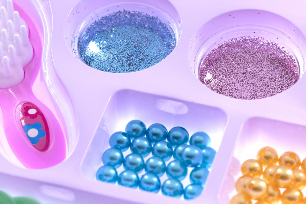 Набор для создания украшений-бусины Alingar, 430х310х32мм,"Hair Strands", 7вид.бус.,подвес.,зеркало, расческа, пряди, блески, 1х1,2 м леска, карт. уп.