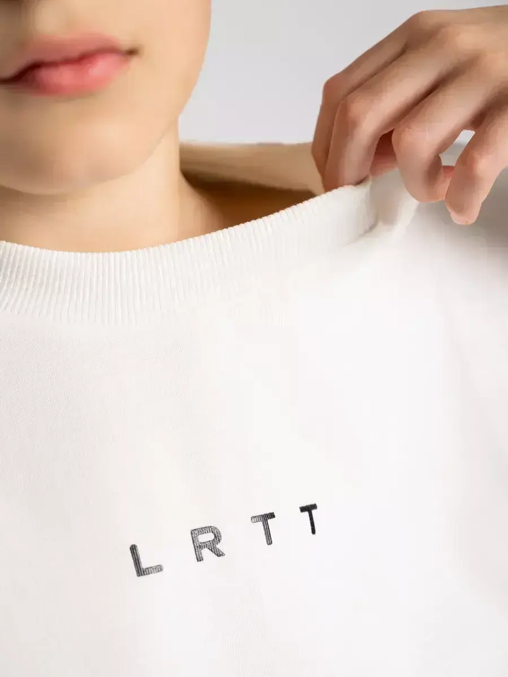 Лонгслив для мальчика белый в школу