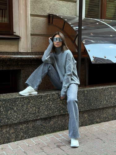 Серый свитер с узором на рукавах