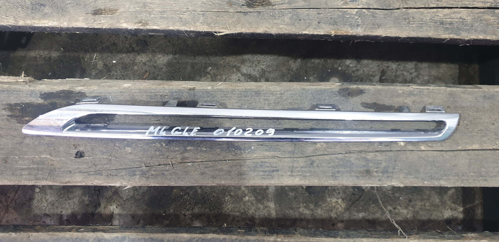 Молдинг решетки радиатора Mercedes GLE (W166) 15-18 Б/У Оригинал A1668881585
