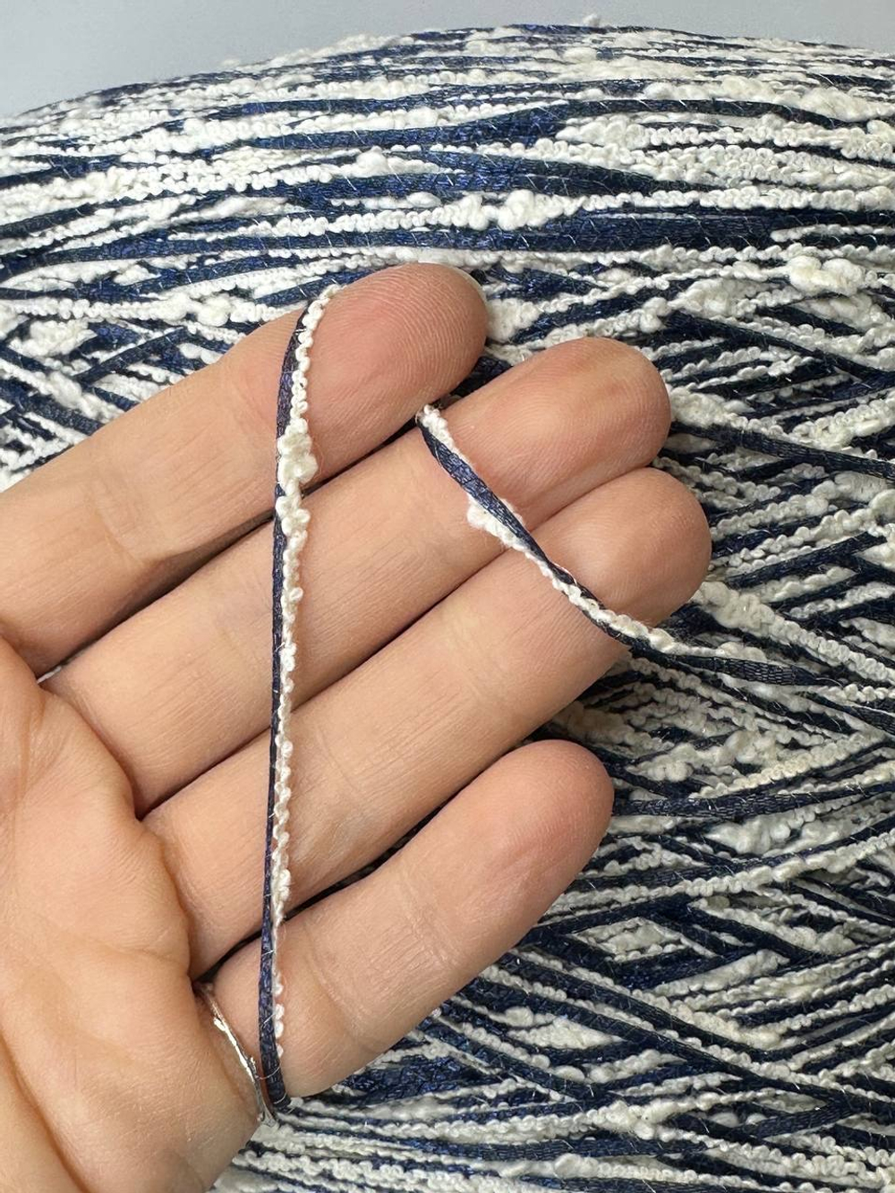 STRIPE - Azeta Filati; 65% хлопок, 35% п/а; 210м/100гр; цвет нити молочный, шнурок из синего люрекса; S715; МР