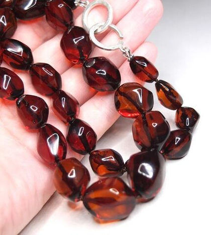 Бусы из янтаря чудесного вишнёвого оттенка