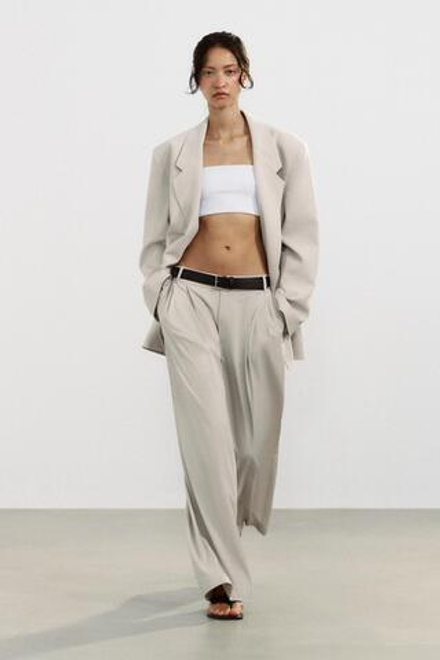 ZARA БРЮКИ С ДВОЙНЫМИ ЗАЩИПАМИ И РЕМНЕМ, СВЕТЛО-СЕРЫЙ