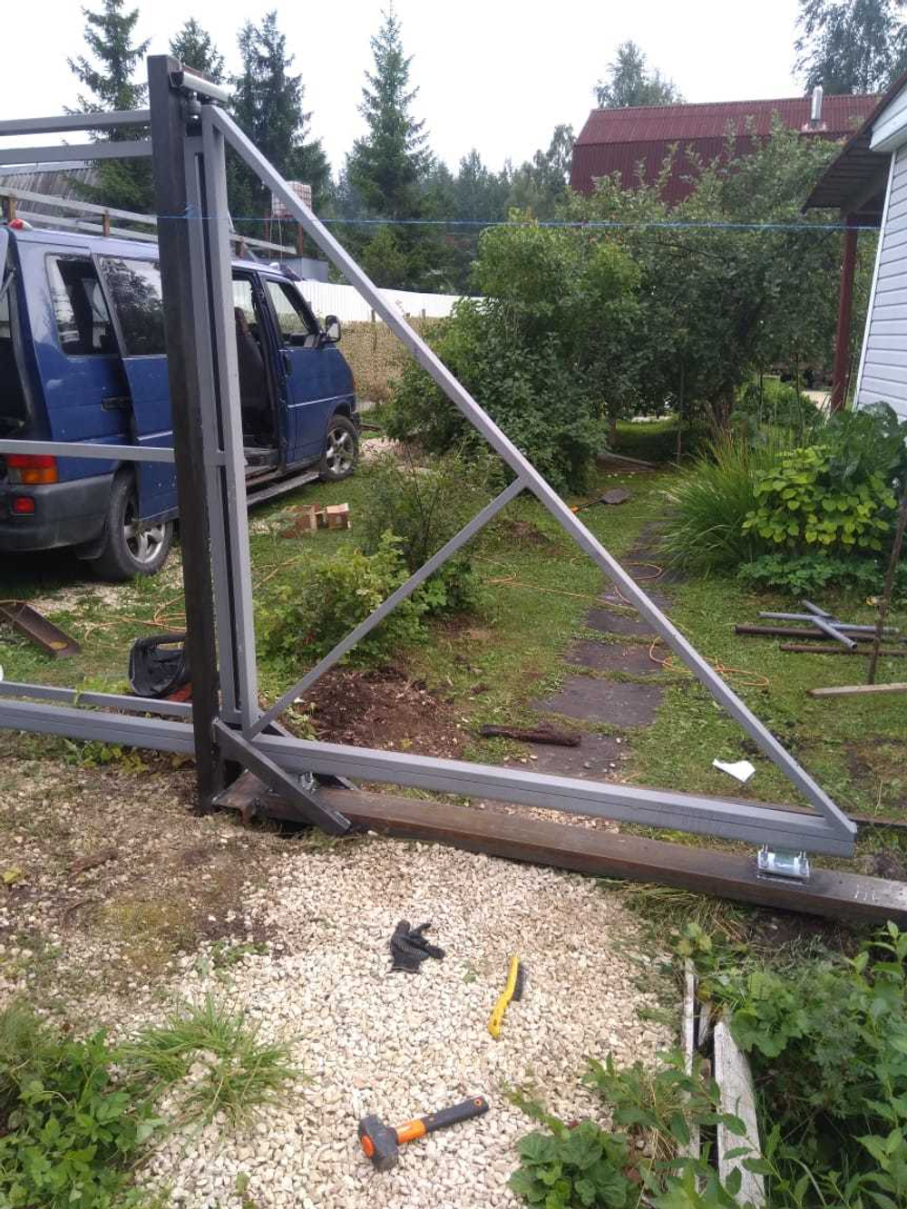 Монтаж ворот на винтовые сваи 89 диаметр.