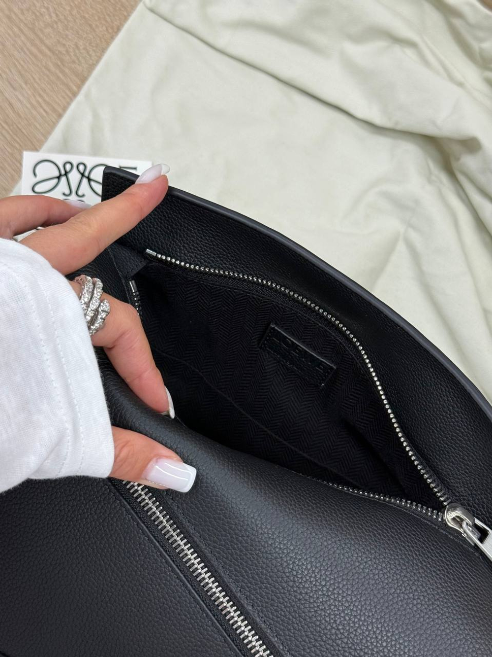 Сумка-мессенджер через плечо Loewe