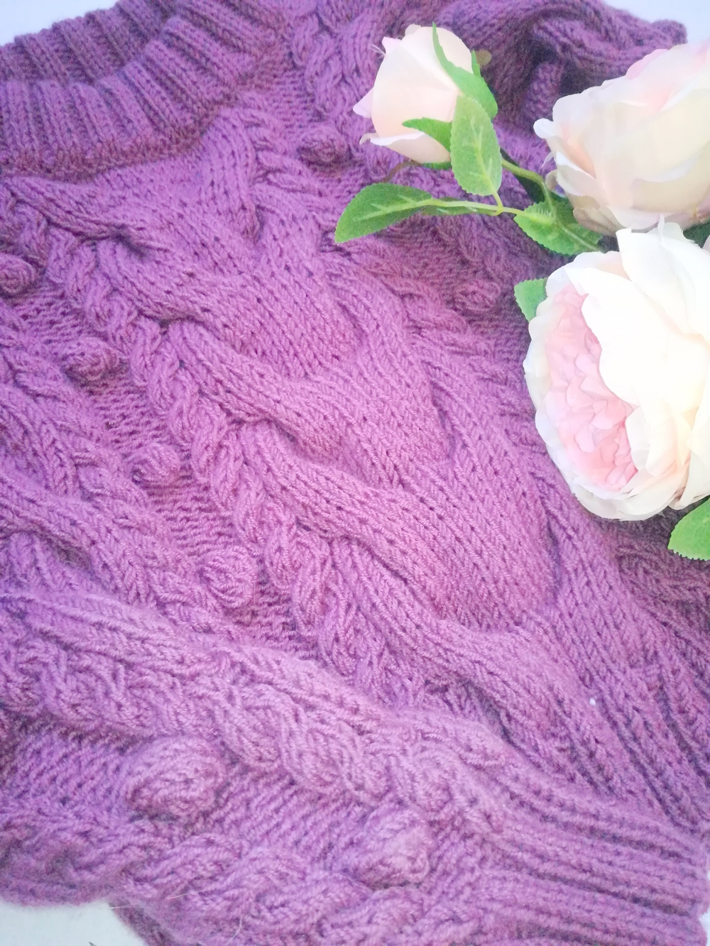 Женский свитер "Виноград" со спущенными плечами