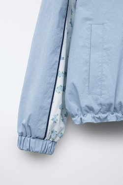 ZARA БОМБЕР ИЗ ВЫСОКОТЕХНОЛОГИЧНОЙ ТКАНИ С ЦВЕТОЧНЫМ ПРИНТОМ, ГОЛУБОЙ