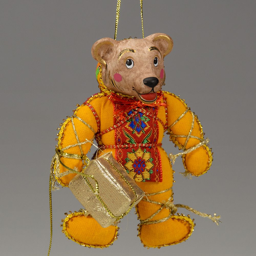 Ёлочная игрушка Медвежонок двухцветный с подарком