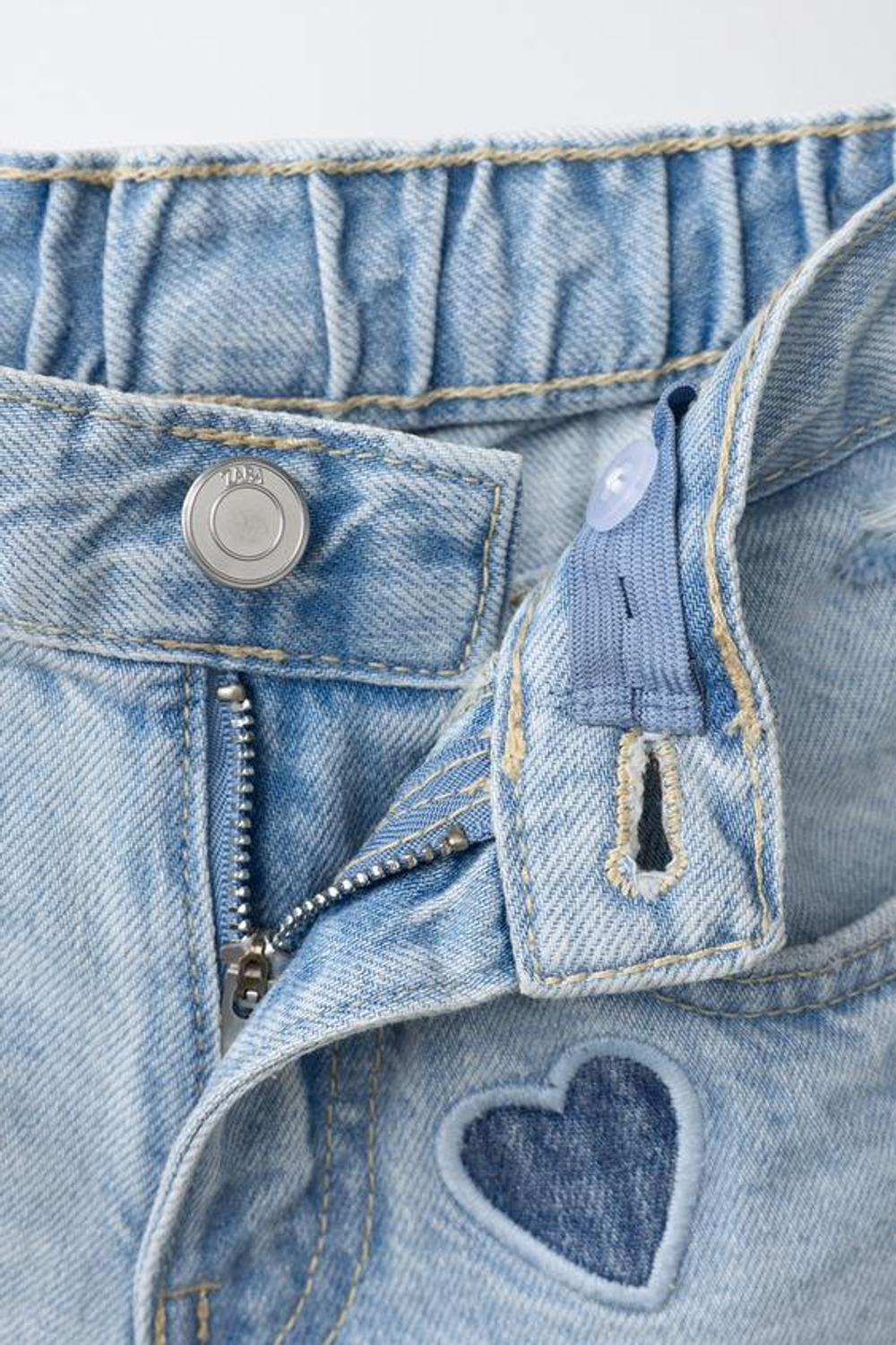 ZARA ДЖИНСОВЫЕ ШОРТЫ С НАШИВКАМИ «СЕРДЦА», ГОЛУБОЙ