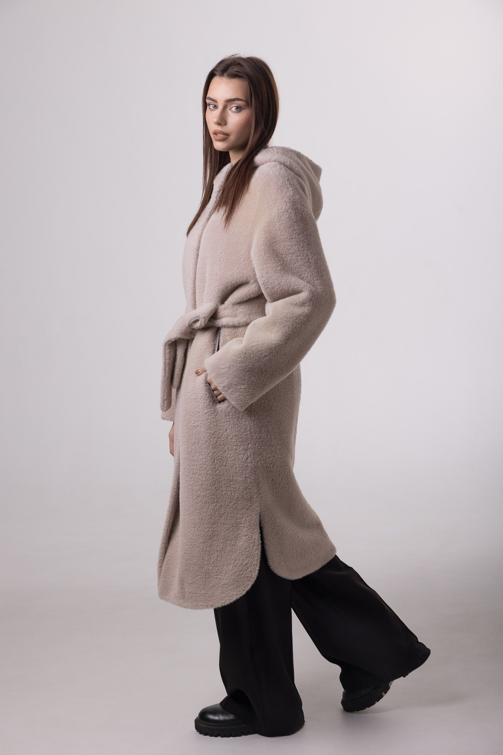 Пальто с капюшоном утепленное