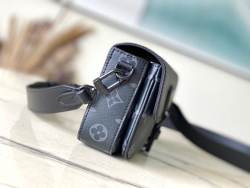 Louis Vuitton Montsouris Wearable Wallet