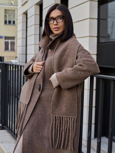 Коричневое пальто с шарфом