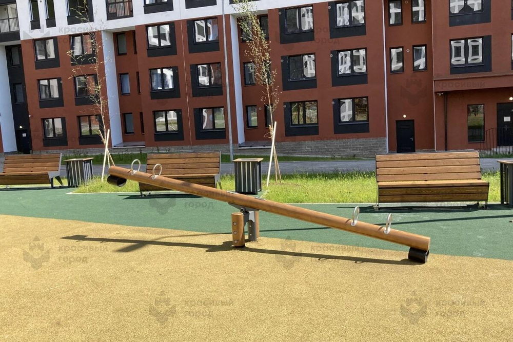 Балансир для четверых на бревне