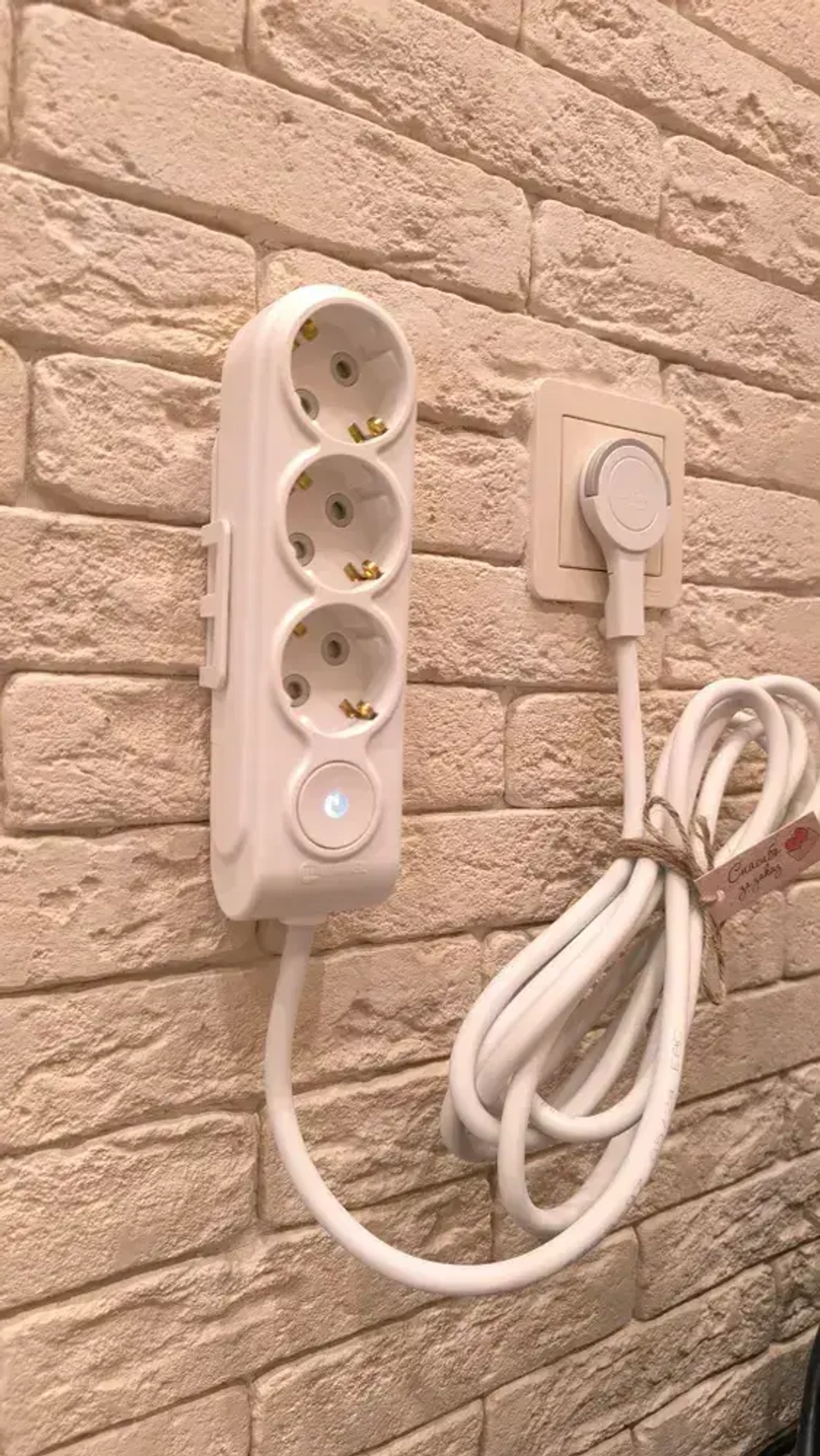 Удлинитель сетевой электрический 1,5 метра с выкл, заземлением и защитными шторкамис плоской потайной вилкой невидимкой