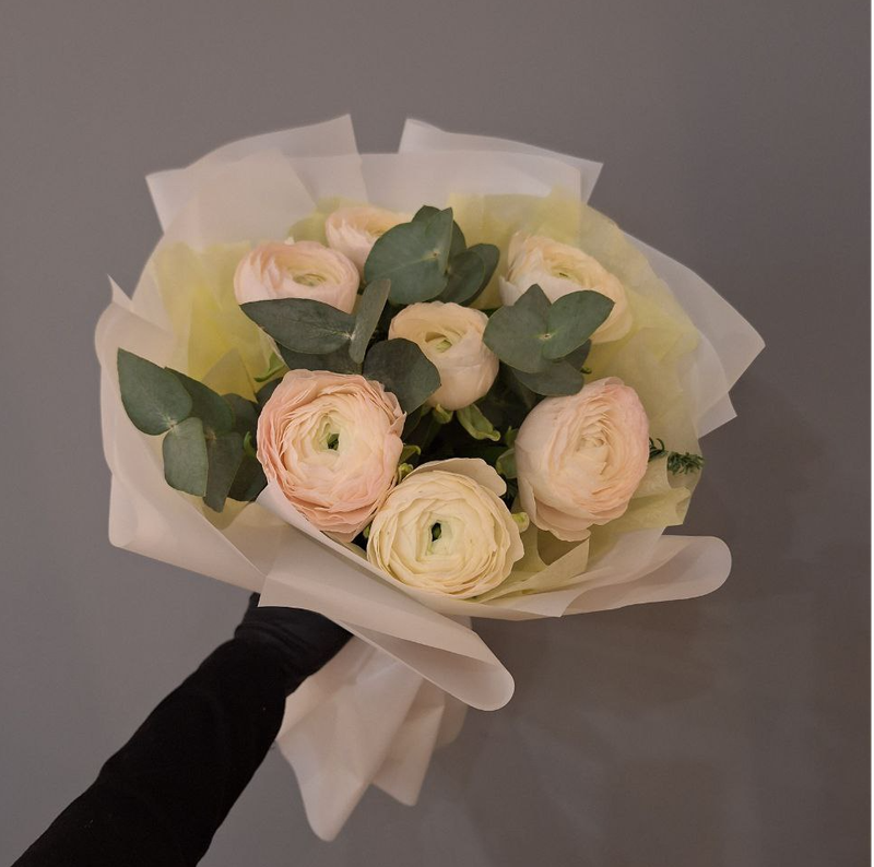 Букет из 7 нежно-розовых ранункулюсов с эвкалиптом Букет из 7 нежно-розовых ранункулюсов с эвкалиптом
