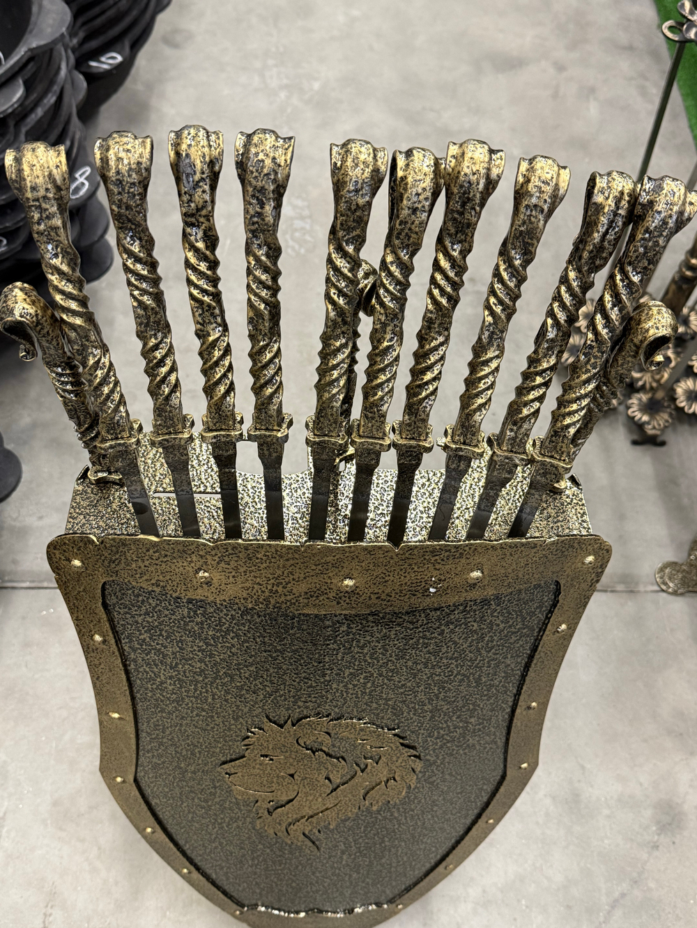 Набор шампуров «Рыцарь» и предметов для мангала/камина в кованом щите