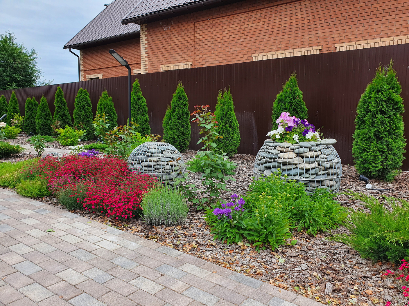 Мы создаём не просто сады — мы создаём атмосферу.