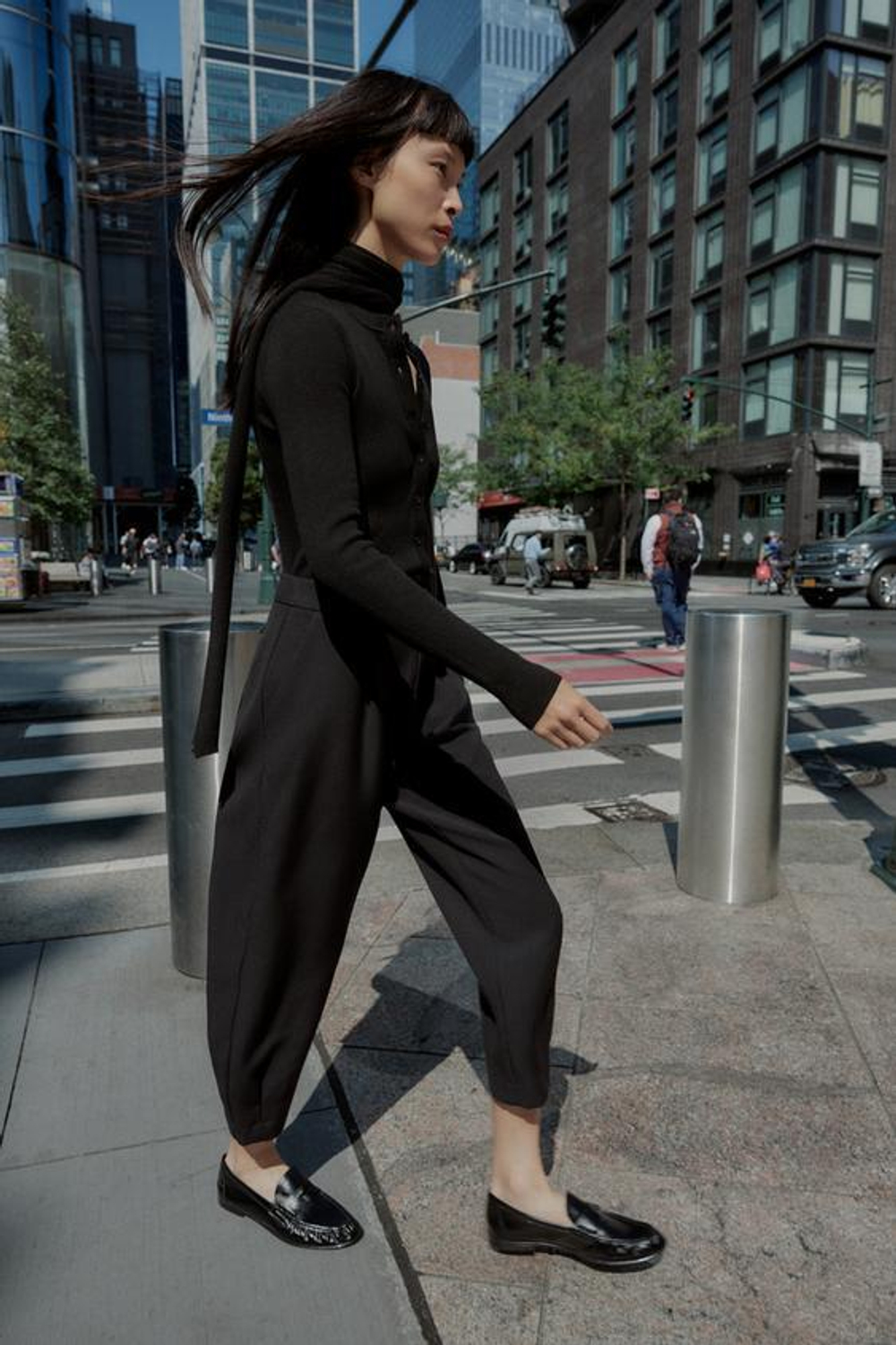 ZARA БРЮКИ CARROT С ЗАЩИПАМИ, ЧЕРНЫЙ