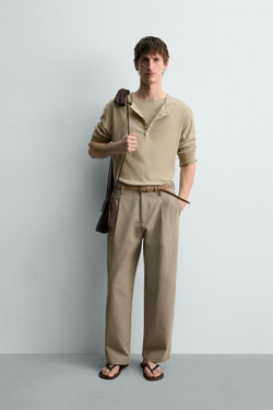 ZARA ФУТБОЛКА ИЗ ХЛОПКА И ЛЬНА С ВОРОТНИКОМ НА ПУГОВИЦАХ, ТЕМНО-БЕЖЕВЫЙ