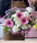 Букет из нежных гербер и альстромерий с диантусами