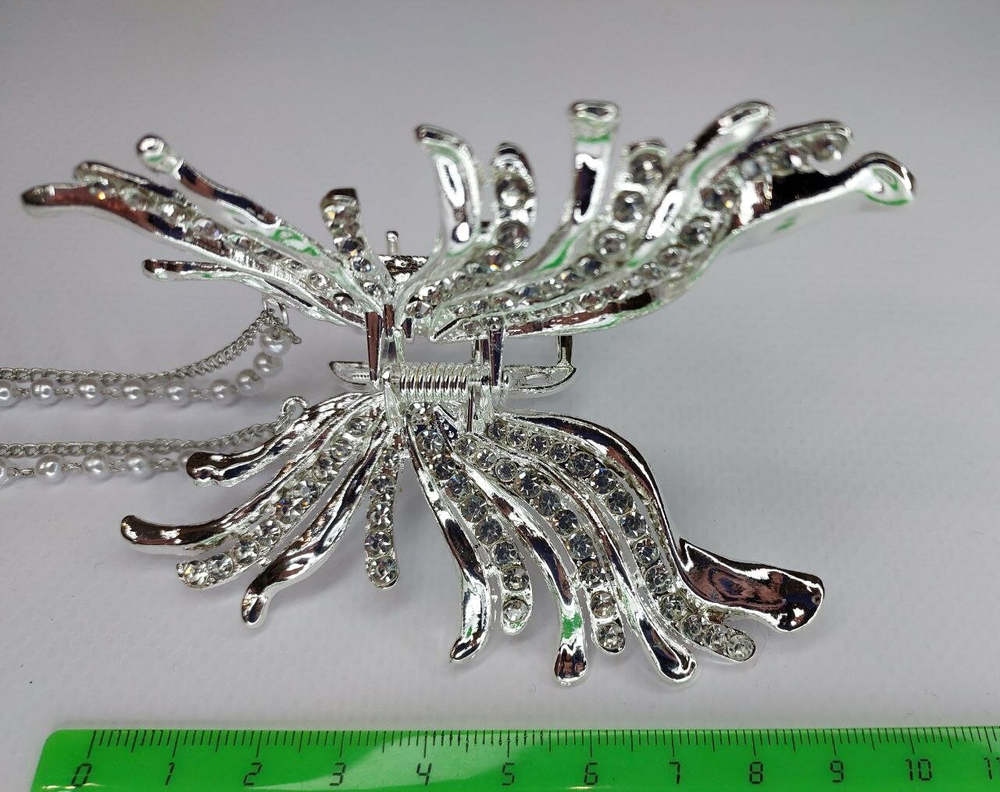 Заколка Краб для волос. Металл. Бабочка со стразами с подвесками. Цвет серебро.