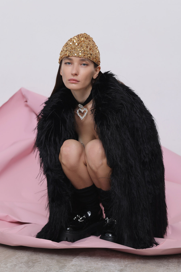 Шуба из эко-меха страуса черная