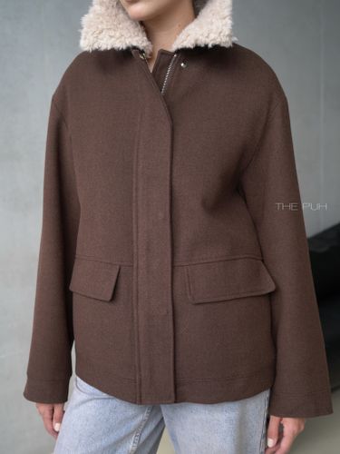 Шоколадная куртка с меховым воротником