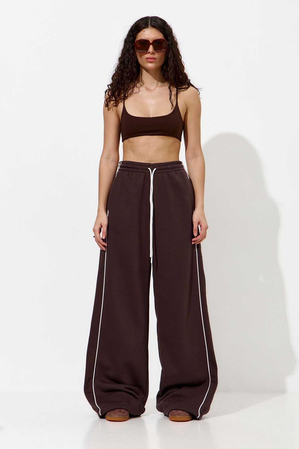 Широкие джоггеры с кантом цвета шоколад