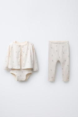 ZARA КОМПЛЕКТ ИЗ КУРТКИ, БОДИ И ЛЕГГИНСОВ С ПРИНТОМ «ГУСИ», СВЕТЛО-БЕЖЕВЫЙ