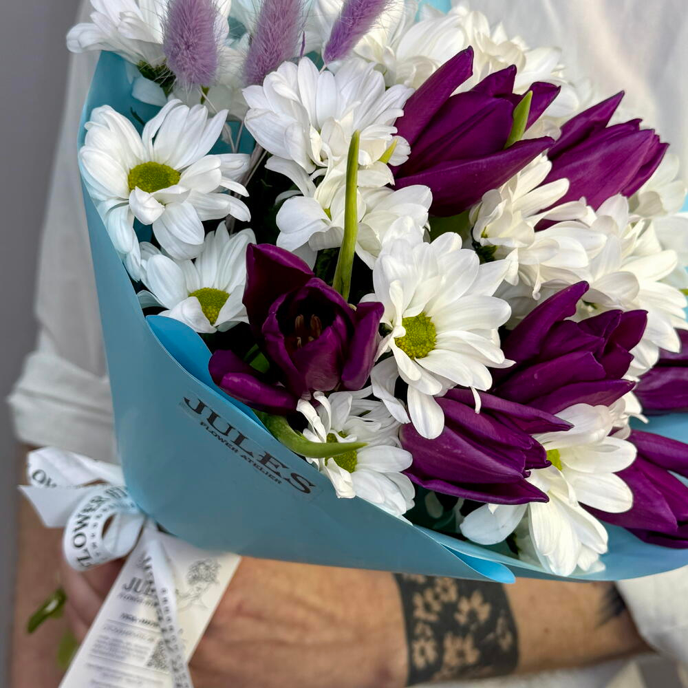 «Пурпурная дымка» букет из ромашек и тюльпанов