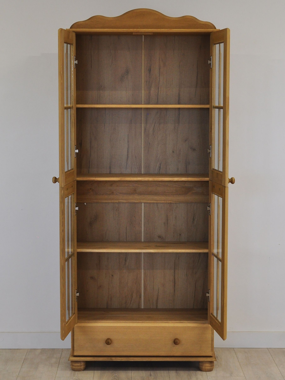 Шкаф витрина Бритта двухдверная стеклянная, бейц