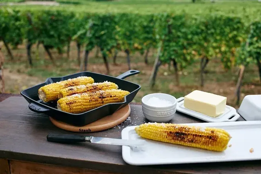 STAUB Сковорода-гриль чугунная, 33 см, с черными ручками.
