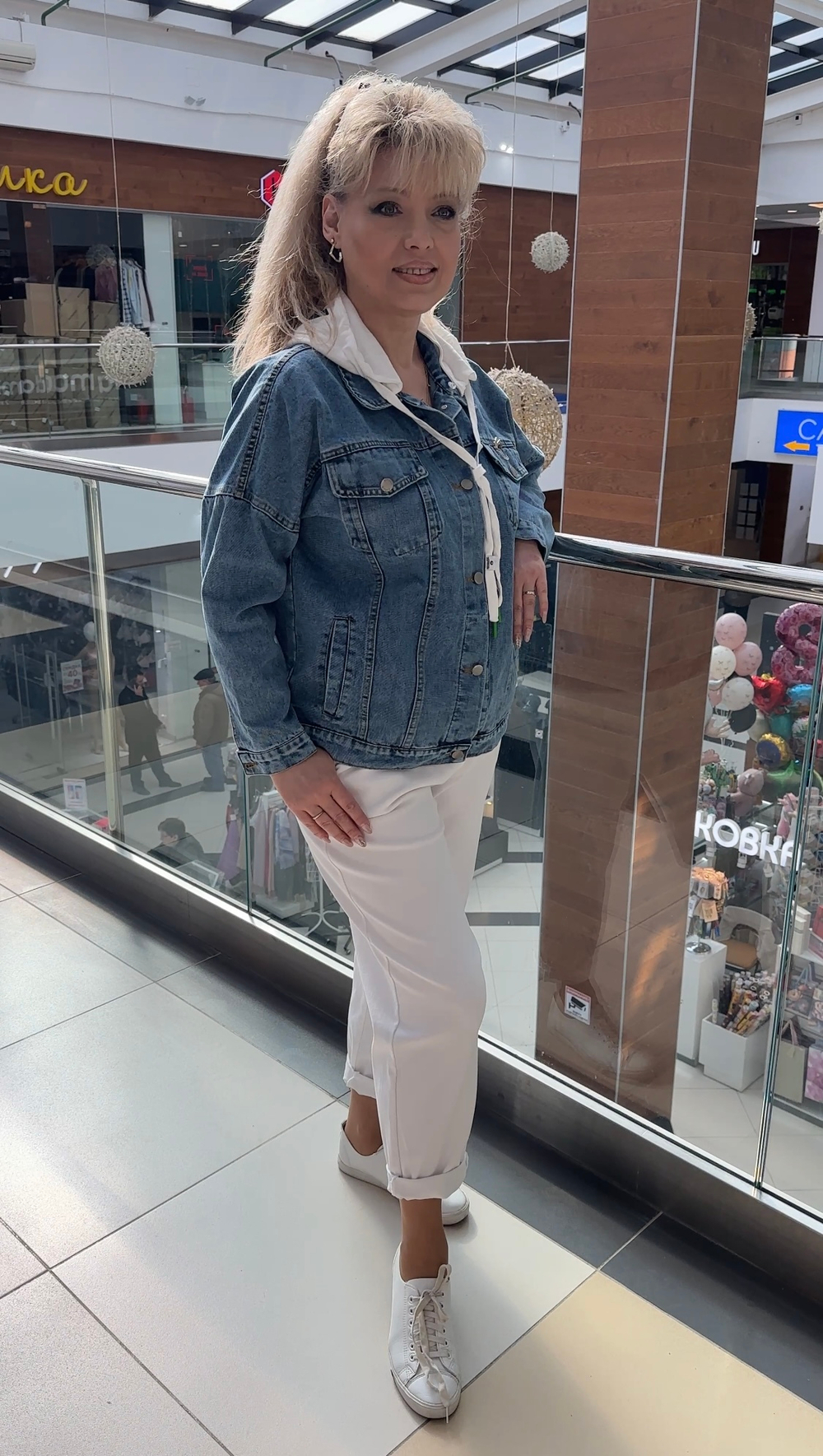 Джинсовый жакет-бомбер с трикотажным капюшоном