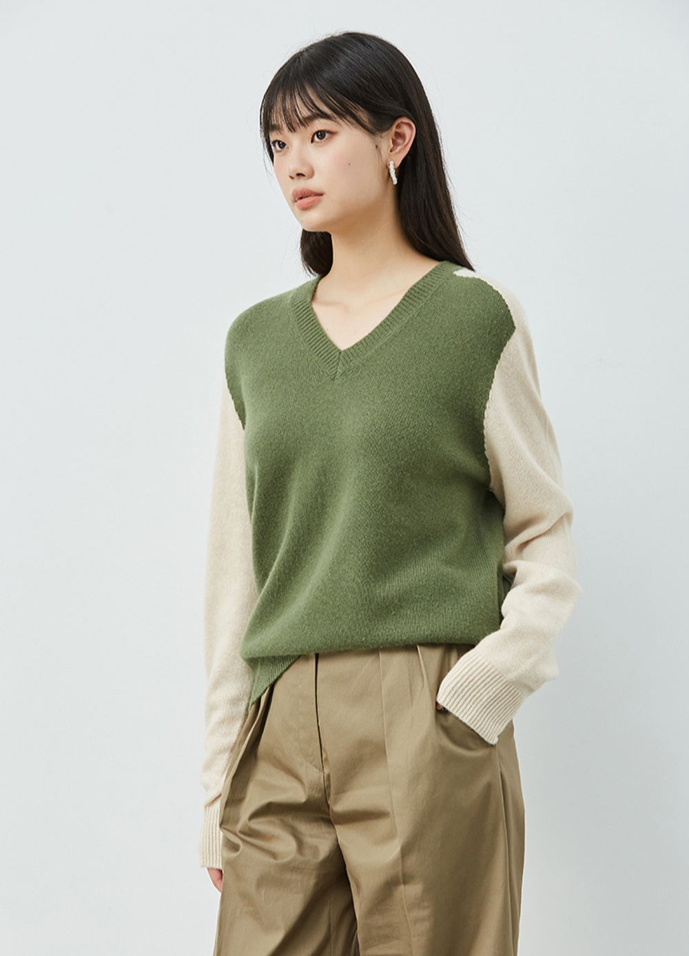 Бесшовный шерстяной свитер с v-образным вырезом