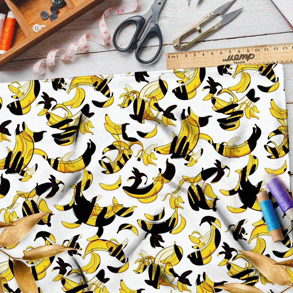 Ткань атлас яркие бананы с чёрными тенями на белом фоне