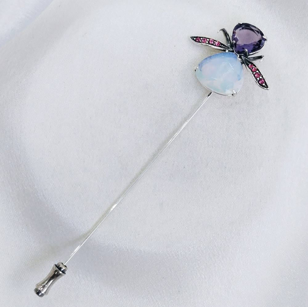 "Диса" брошь в серебряном покрытии из коллекции "Королева ночи" от Jenavi с замком игла